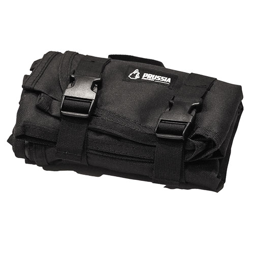 Prussia Precision Shooting Mat er laget av slitesterk, vanntett 900D nylon, har en stor overflate på 200 x 75 cm og rulles kompakt til 22 x 16 cm for enkel transport.